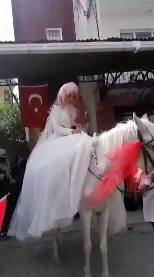 Gelinle damat düğüne at üstünde şehir turu atarak gitti