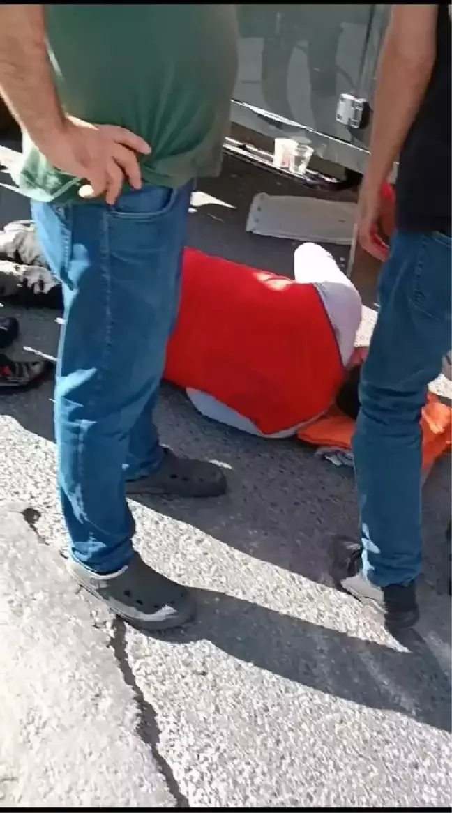 Bayrampaşa'da Zincir Market Kamyonu Kaza Yaptı