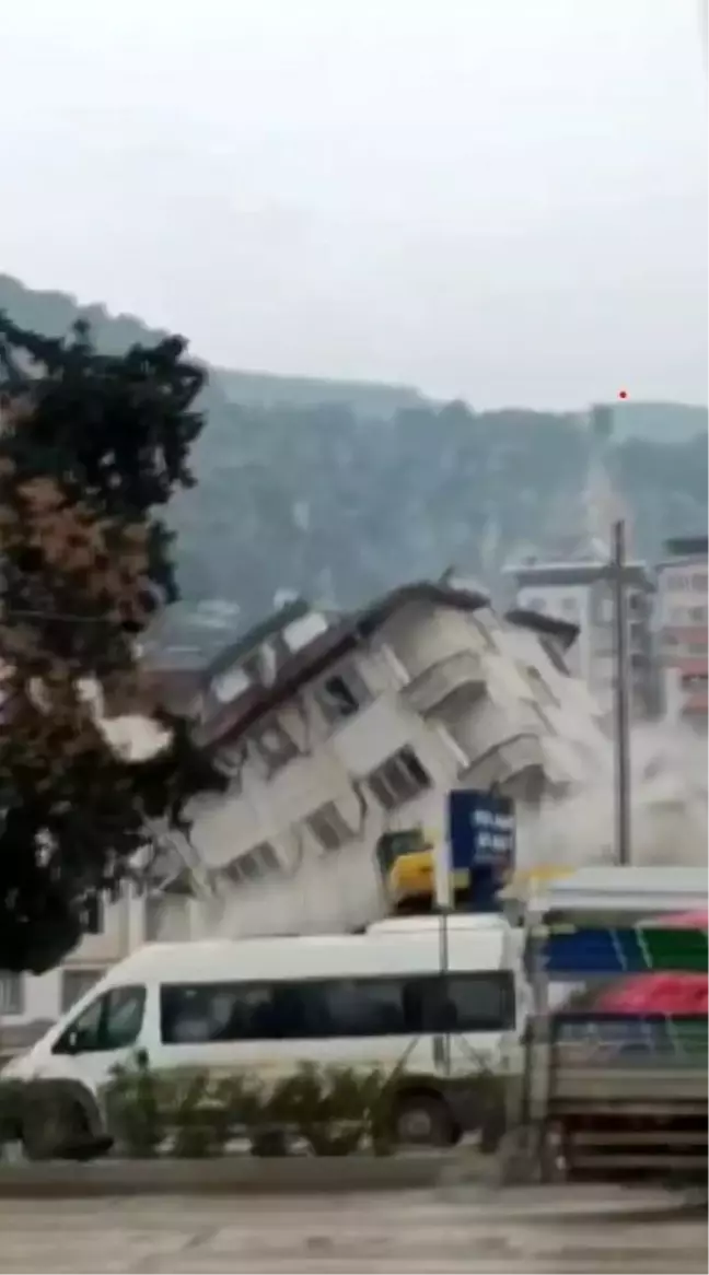 Antakya'da Yıkım Anında İş Makinesi Tehlike Atlattı