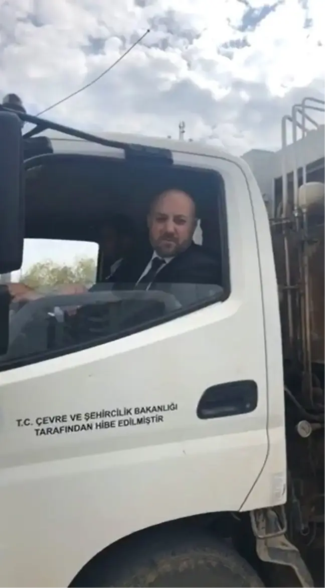 Seçimi Kazanan Başkanın İlk İcraatı Çöp Toplamak Oldu