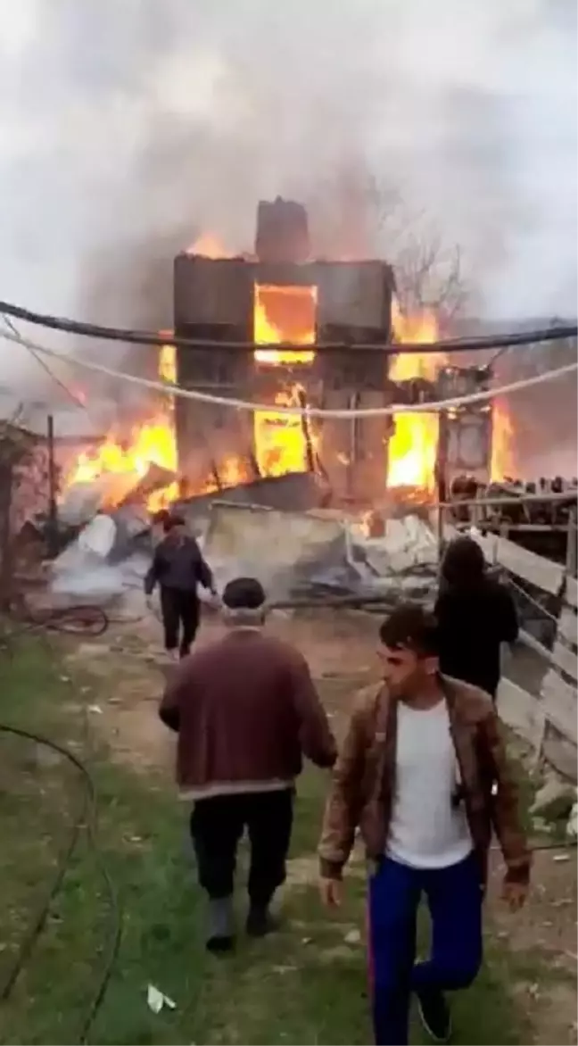 Çorum'da 2 ahşap ev yandı