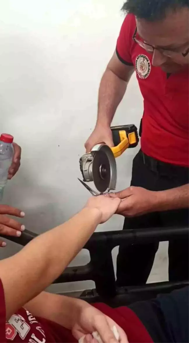 Mersin'de 16 Yaşındaki Çocuğun Parmağı Makas Halkasına Sıkıştı