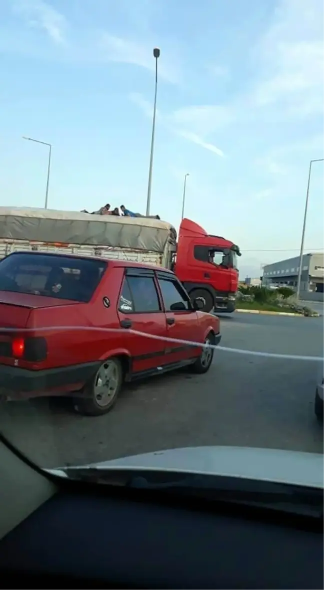 Antalya'da tır dorsesi üstünde 3 kişinin tehlikeli yolculuğu
