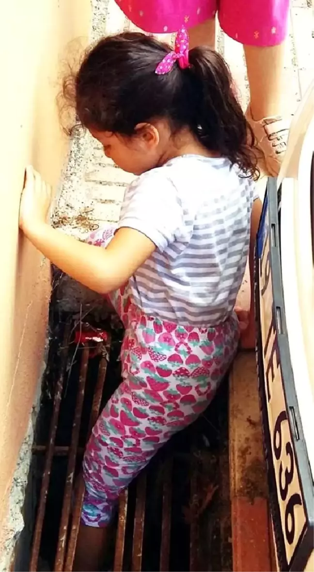 Saklambaç oynarken bacağı mazgala sıkışan Masal'ı itfaiye kurtardı