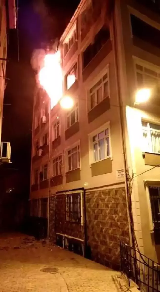 Son dakika haberi | Fatih'te bir kişinin evini ateşe verdiği iddiası; mahsur kalanlar kurtarıldı