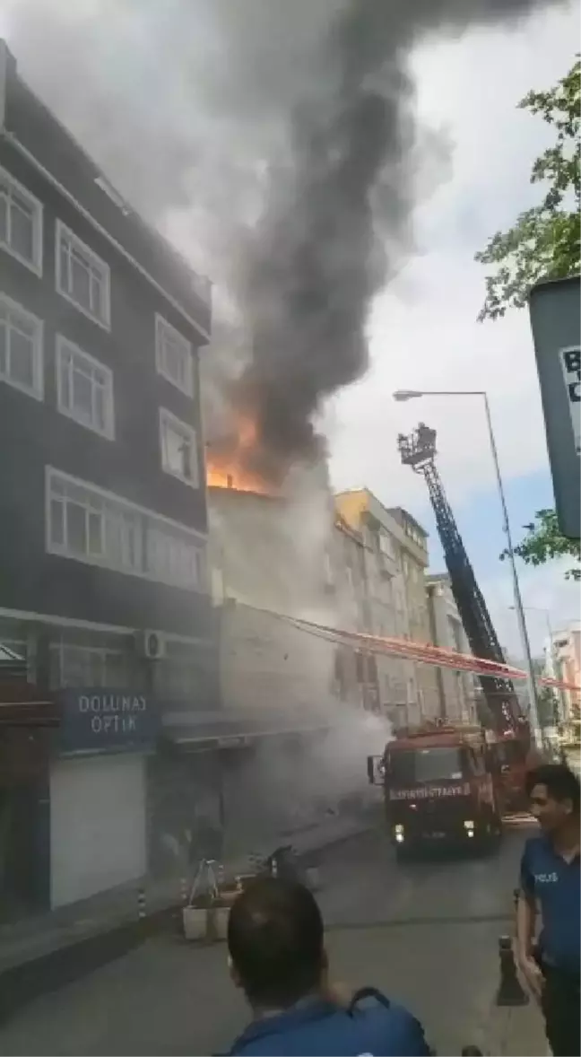 Kağıthane'de iki binanın çatısında çıkan yangın paniğe neden oldu