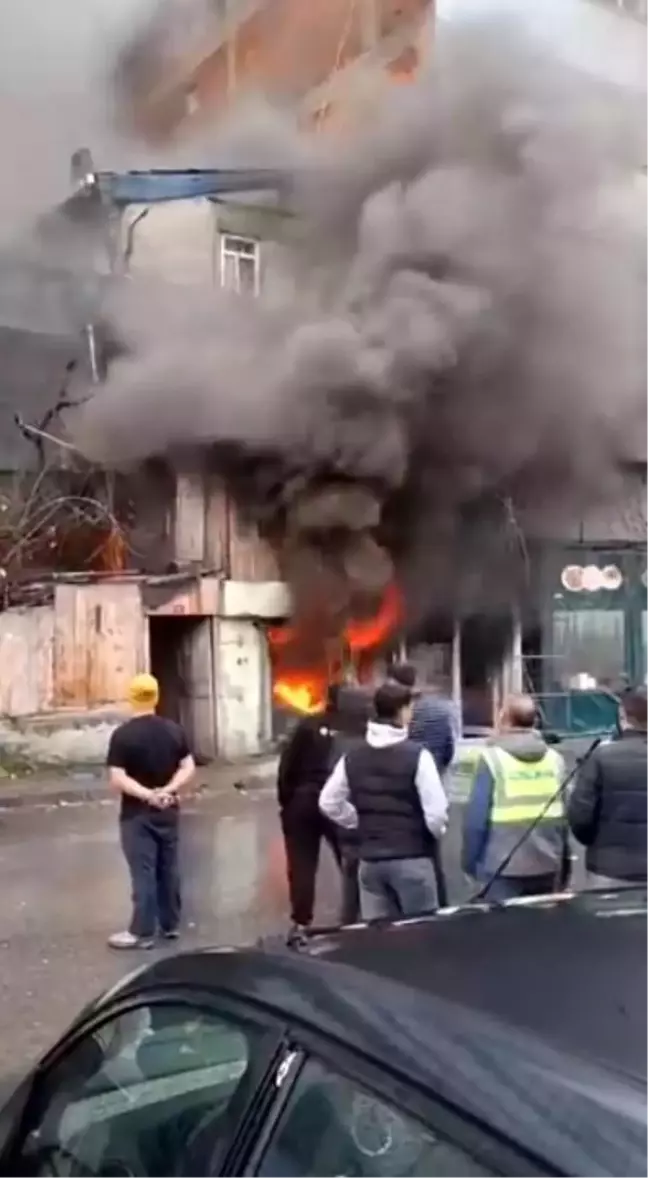 Güngören'de İşyerinde Yangın, İtfaiye Müdahelesiyle Kontrol Altına Alındı