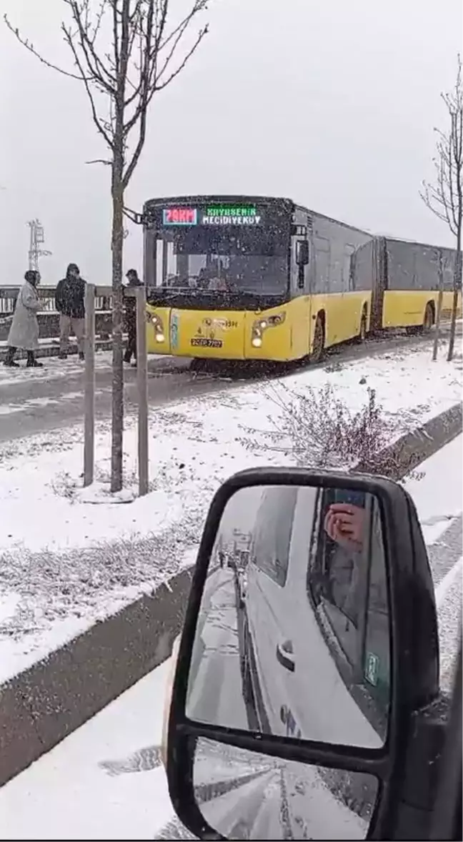 İstanbul'da Kar Yağışı: Arnavutköy'de İETT Otobüsü Yolda Kaldı