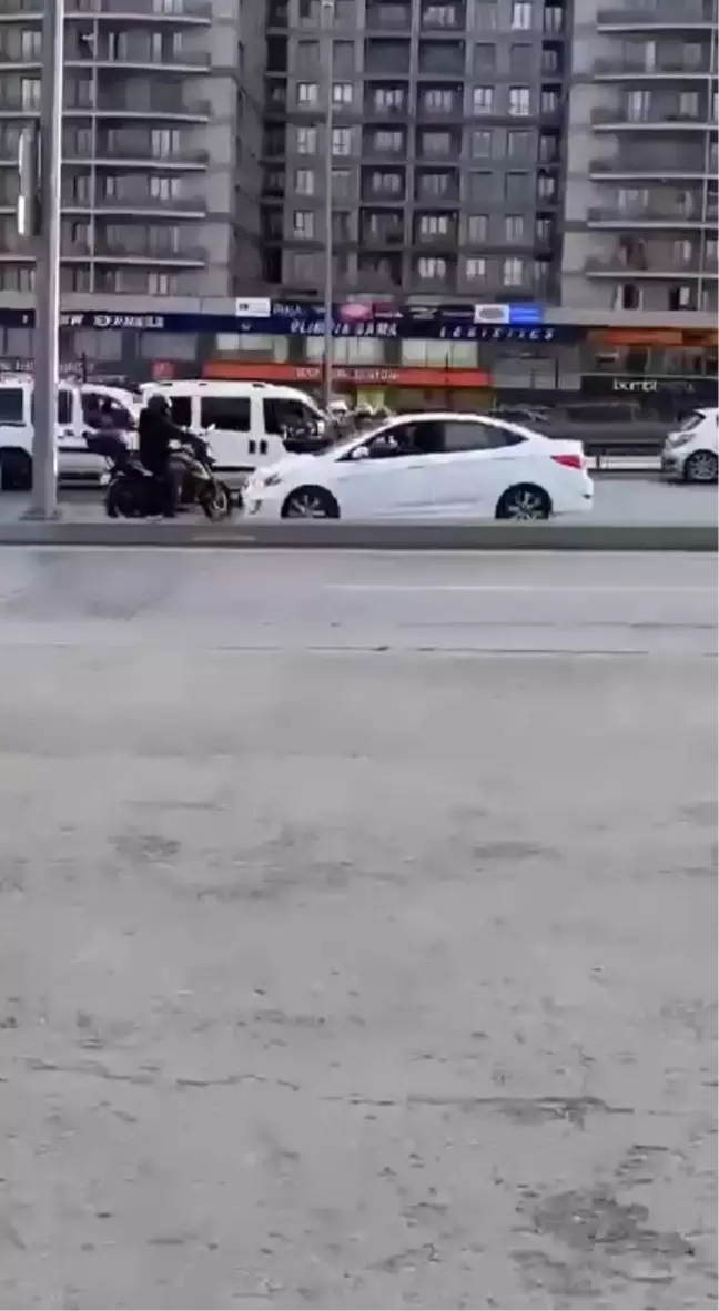 Esenyurt'ta Ters Yönde Araç Kullanan Kadın Trafiği Karıştırdı