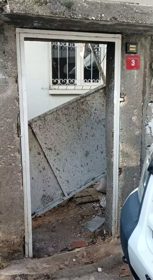 İkamet bahçesinin demir kapısı çalınarak götürüldü