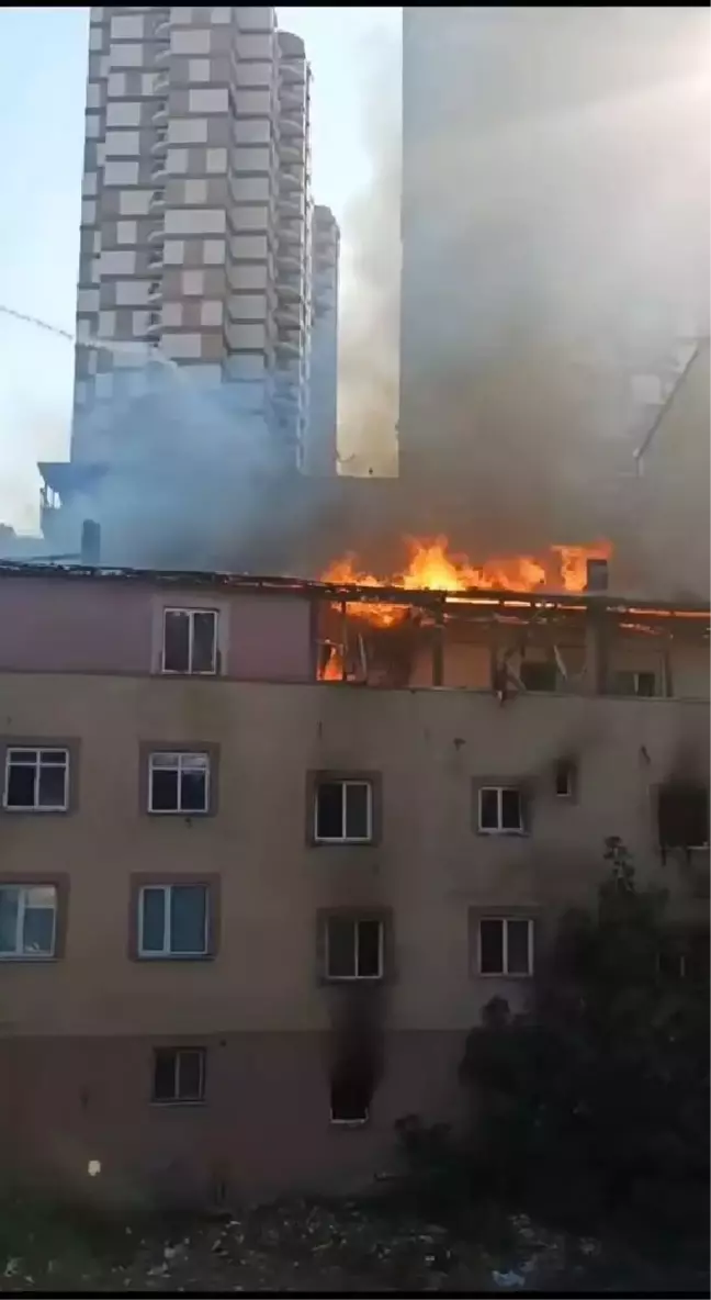 Esenyurt'ta boşaltılan binanın çatısında yangın çıktı