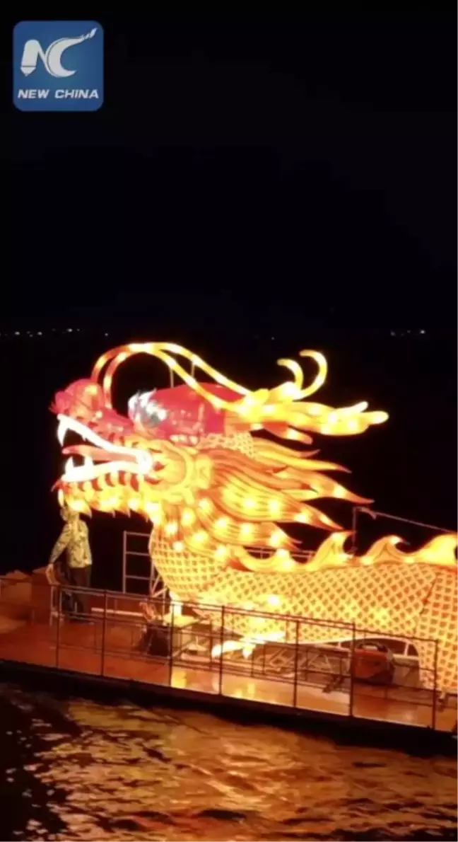 Liuye Gölü'nde Süzülen Ejderha Maketi
