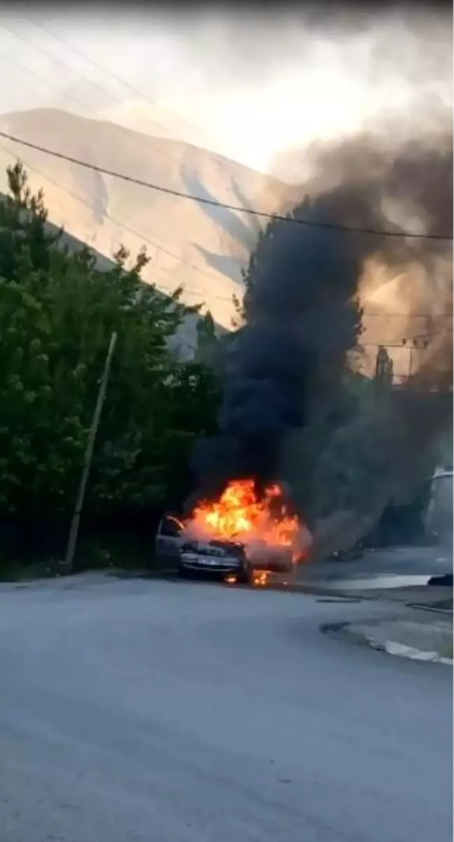 Hakkari'de Park Halindeki Otomobil Alev Aldı