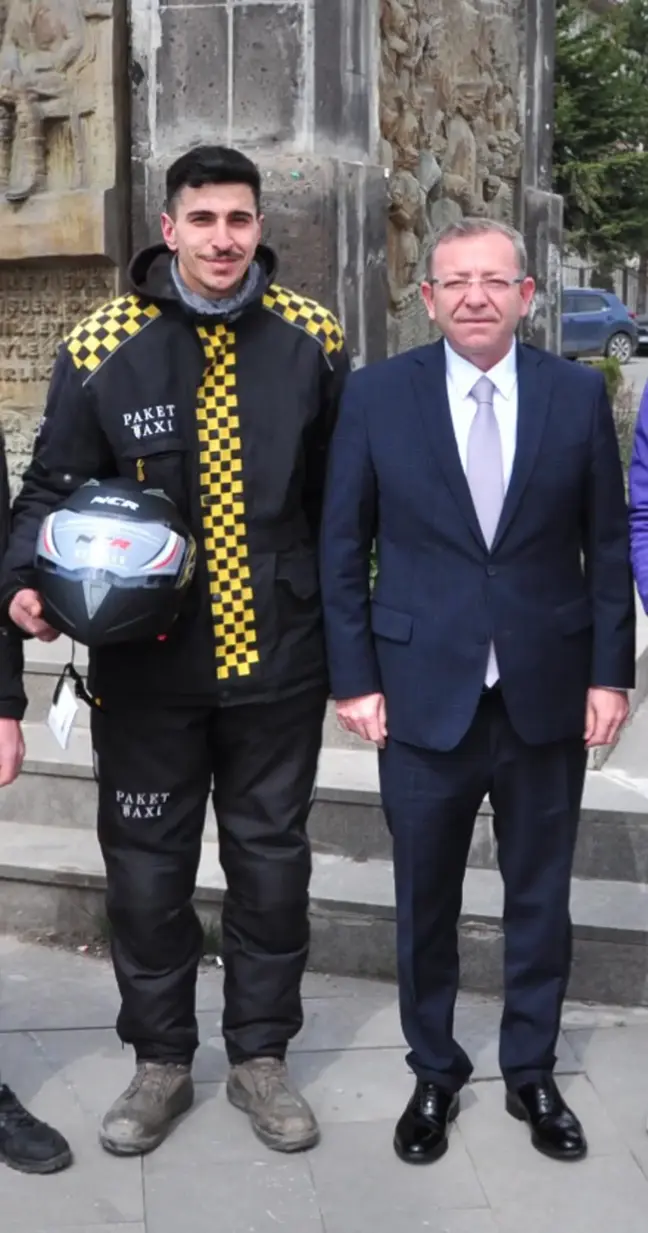 Kars Valisi'nden Kurallara Uyan Motosikletçilere Kask Hediyesi