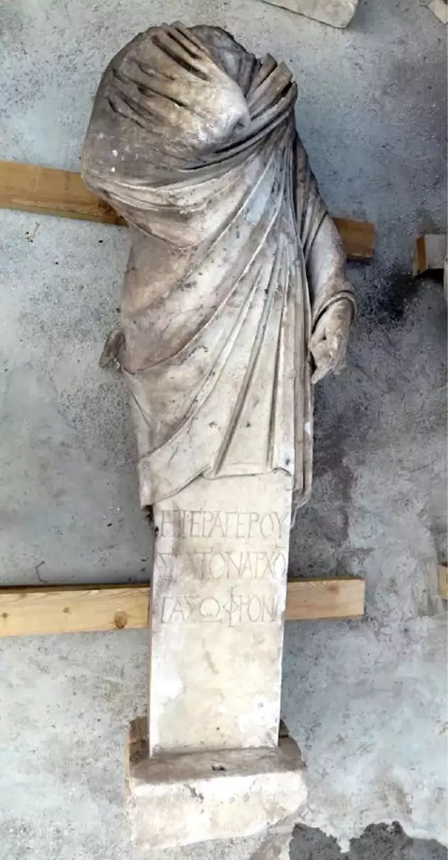 Side'de Roma Dönemi Meclis Başkanının Heykeli Bulundu