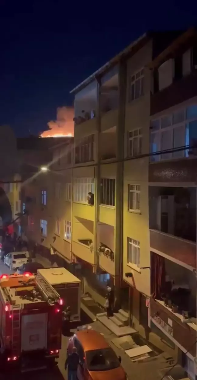 Esenler'de 4 Katlı Binanın Çatısında Yangın Çıktı
