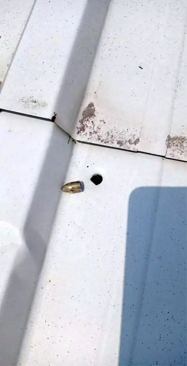 Yorgun mermi çatıyı delerek odaya düştü