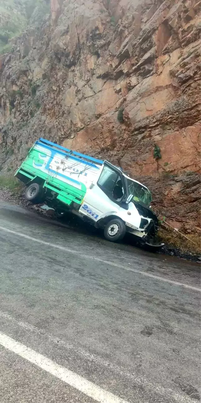 Hakkari'de Kamyonet Kazası: 1 Ölü, 1 Yaralı