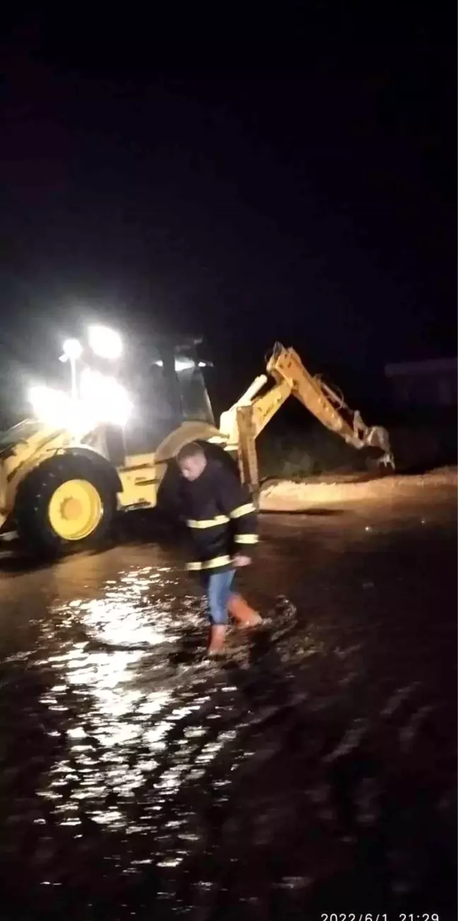 Afyonkarahisar'ın Şuhut ilçesinde şiddetli yağış ve dolu hayatı felç etti