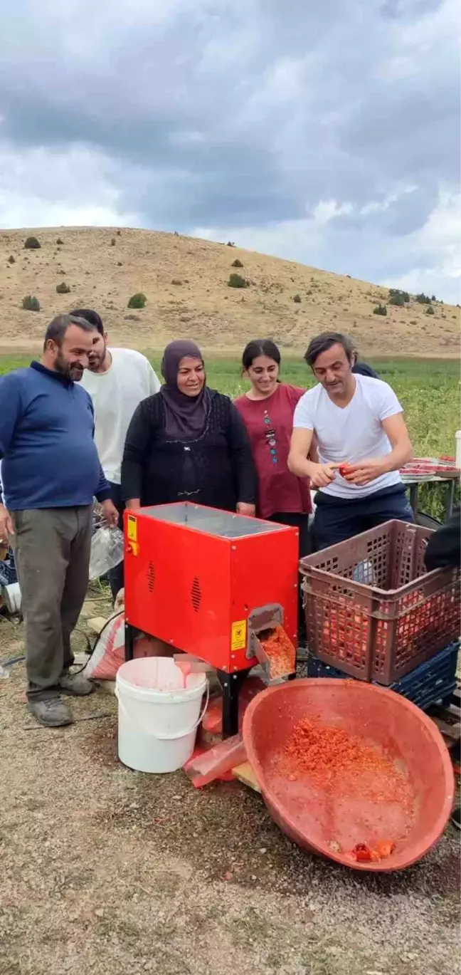 Ünlü Oyuncu Ersin Korkut, Bitlis'te Tarım İşçileriyle Domates Topladı