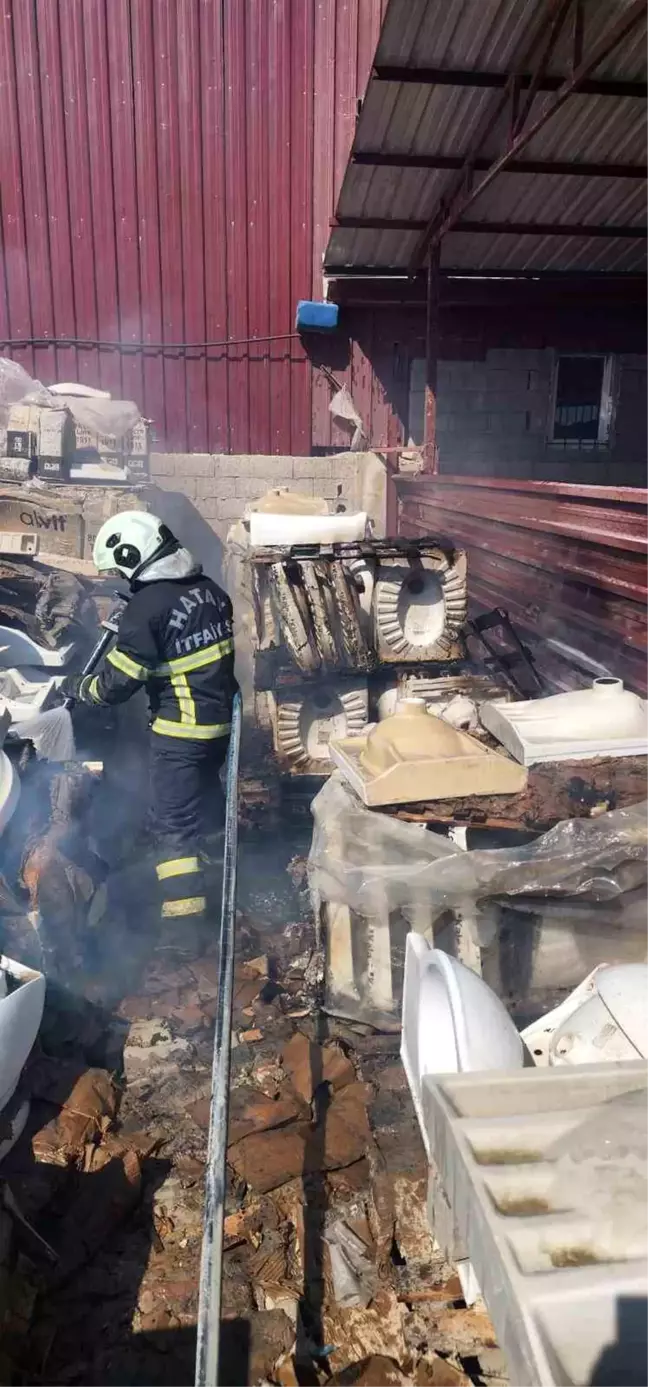 Antakya'da çıkan işyeri yangını itfaiye ekipleri tarafından söndürüldü