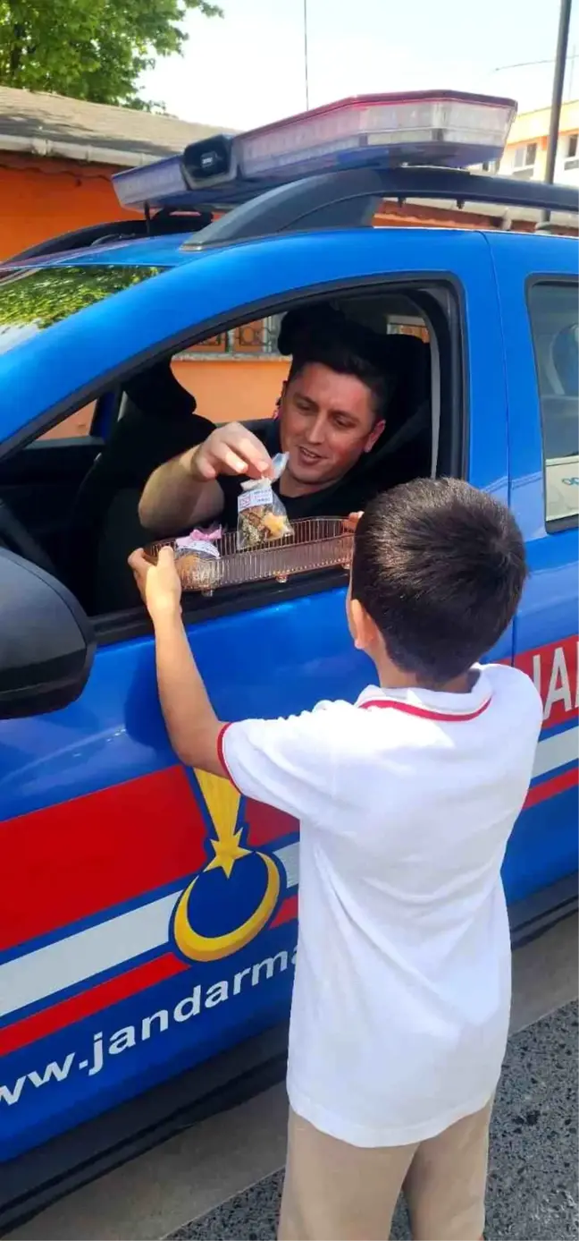 Öğrencilerden Trafik Bilinci İçin Kurabiye İkramı