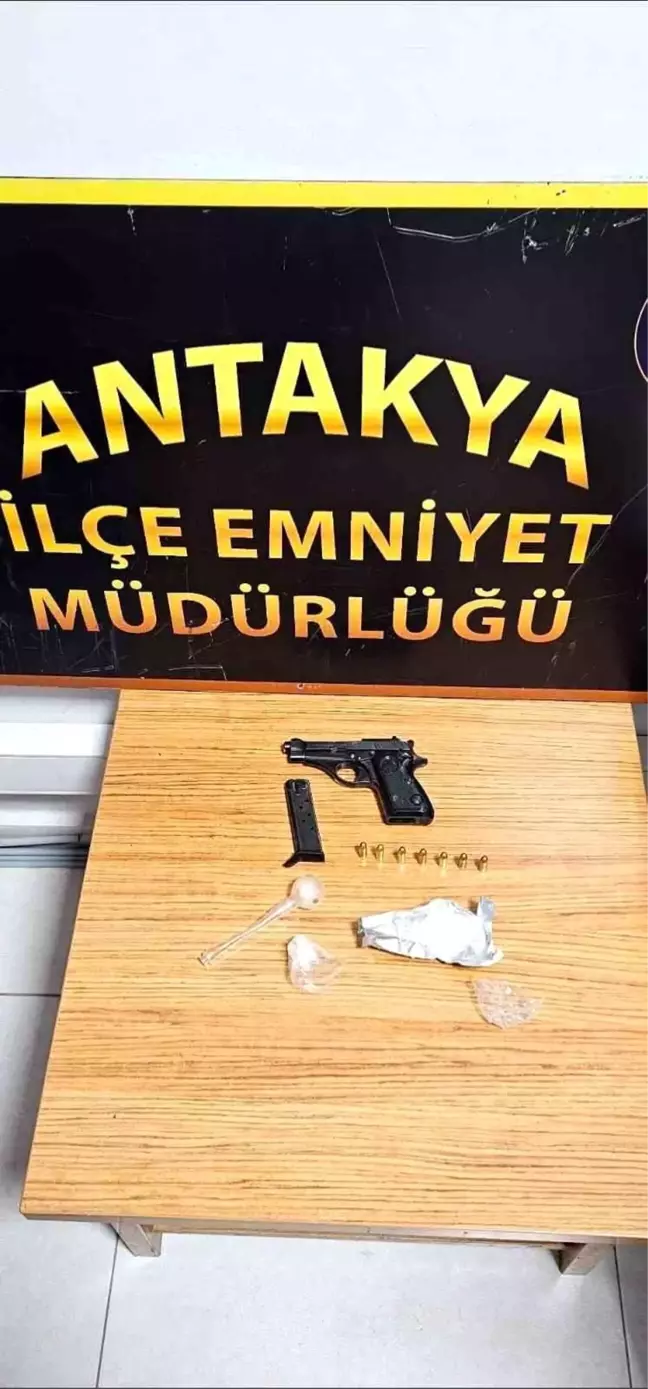 Hatay'da Durdurulan Araçta Silah ve Uyuşturucu Ele Geçirildi