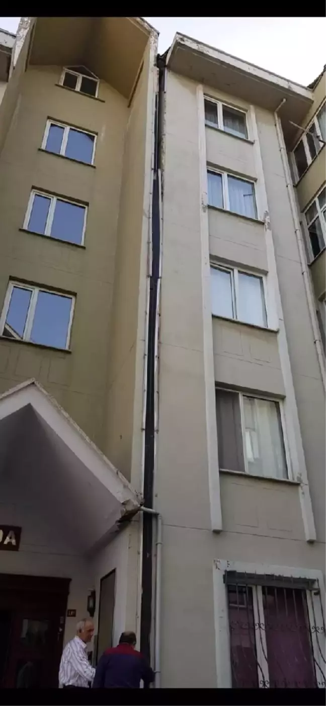Esenyurt'ta bir binada çatlaklar oluştu