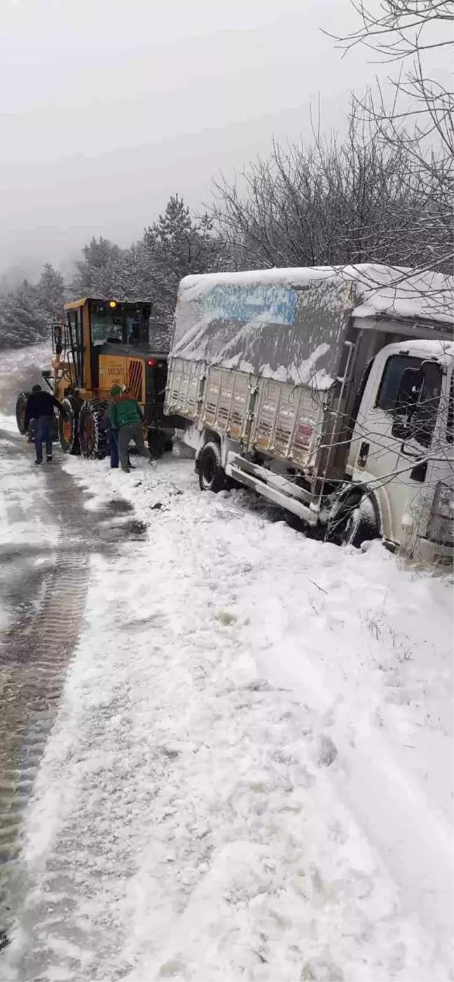Tokat'ta kar yağışı etkili oldu: Kamyon yan yattı