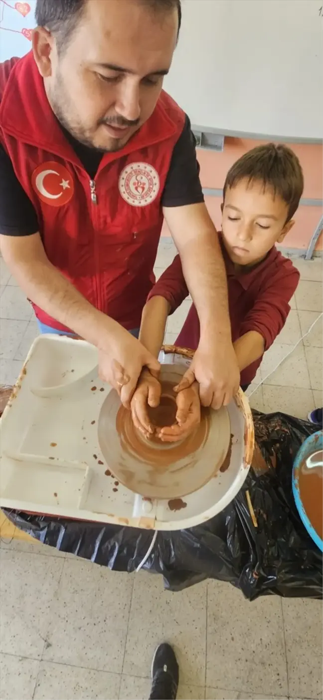 Muğla'da gönüllü gençler okullarda çömlekçilik eğitimi veriyor