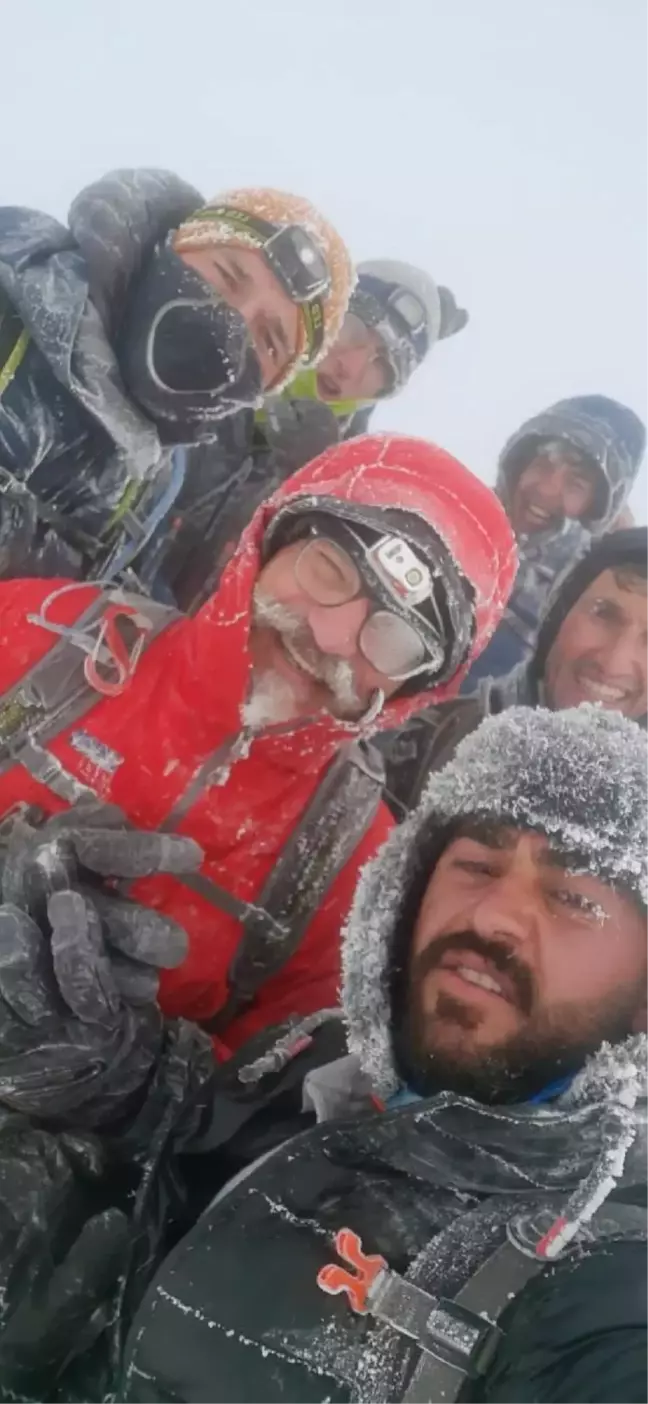 Ağrı Dağı'na tırmanan Fransızlar, kar ve fırtınaya yakalandı