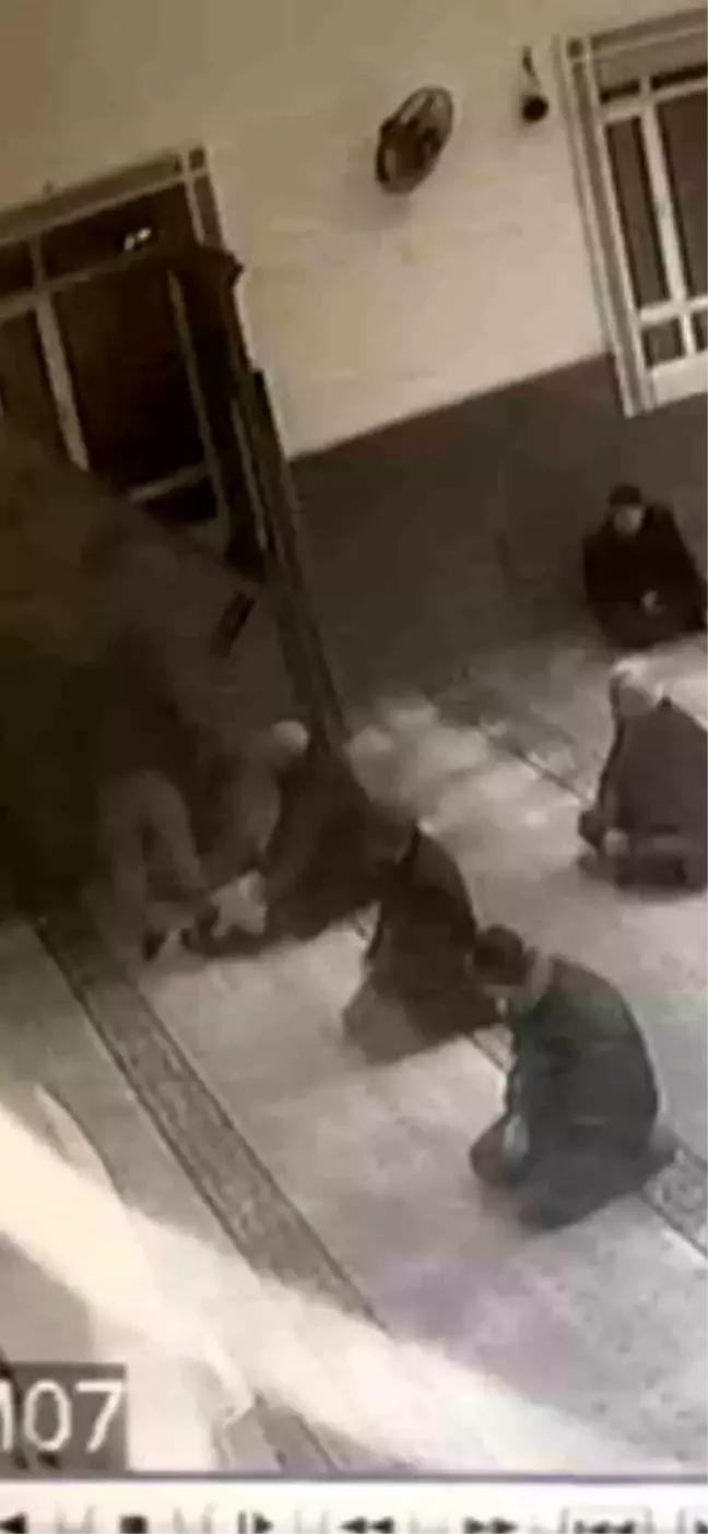 Manisa'da cami avlusunda arkadaşlar arasında çıkan tartışmada bir kişi bıçaklanarak öldürüldü