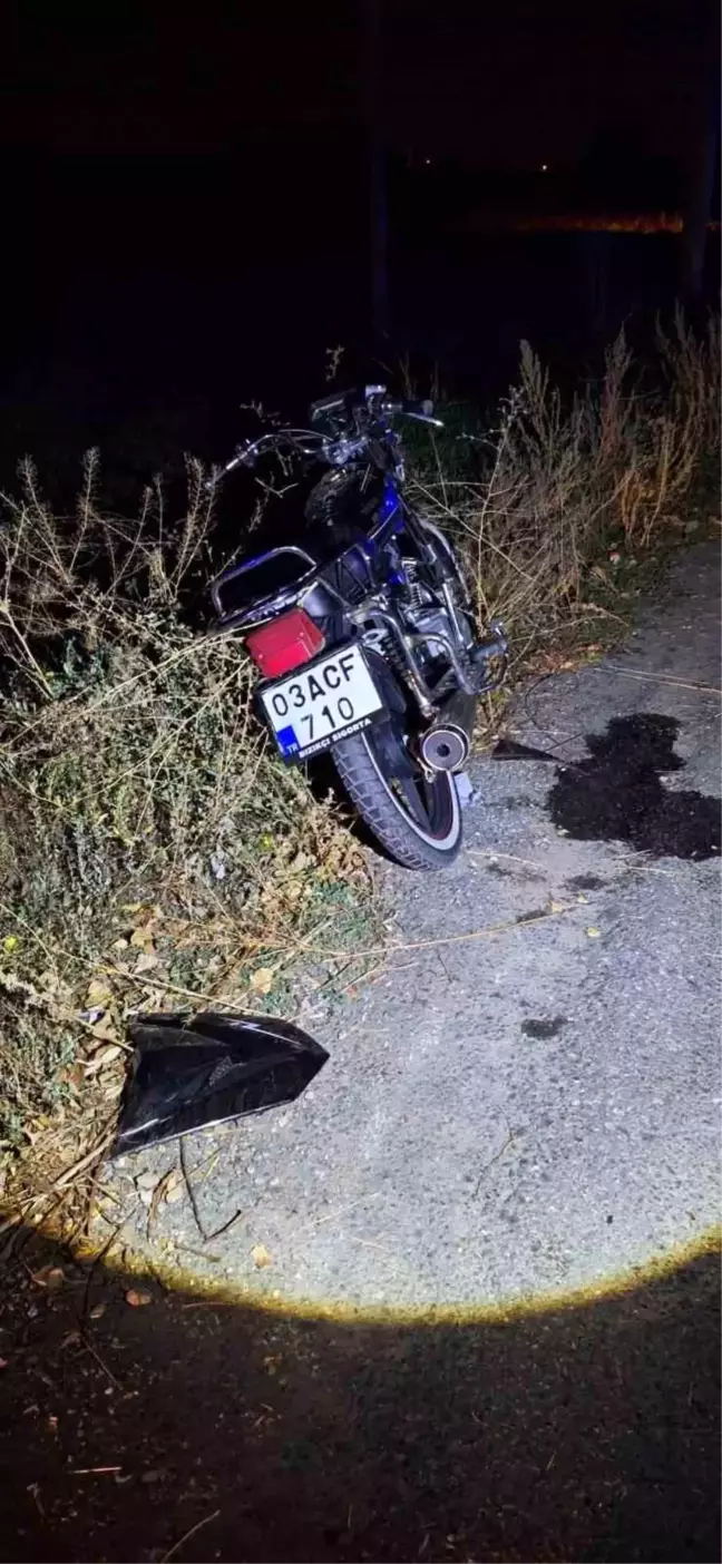 Afyonkarahisar'da Motosiklet ile Elektrikli Bisiklet Çarpıştı: 3 Yaralı