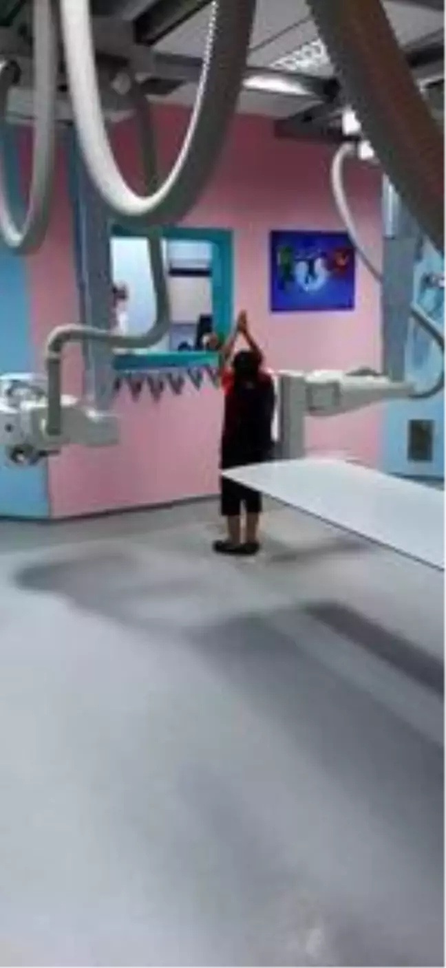 6 yaşındaki Ali'nin yanlışlıkla yuttuğu para, ameliyatla çıkarıldı