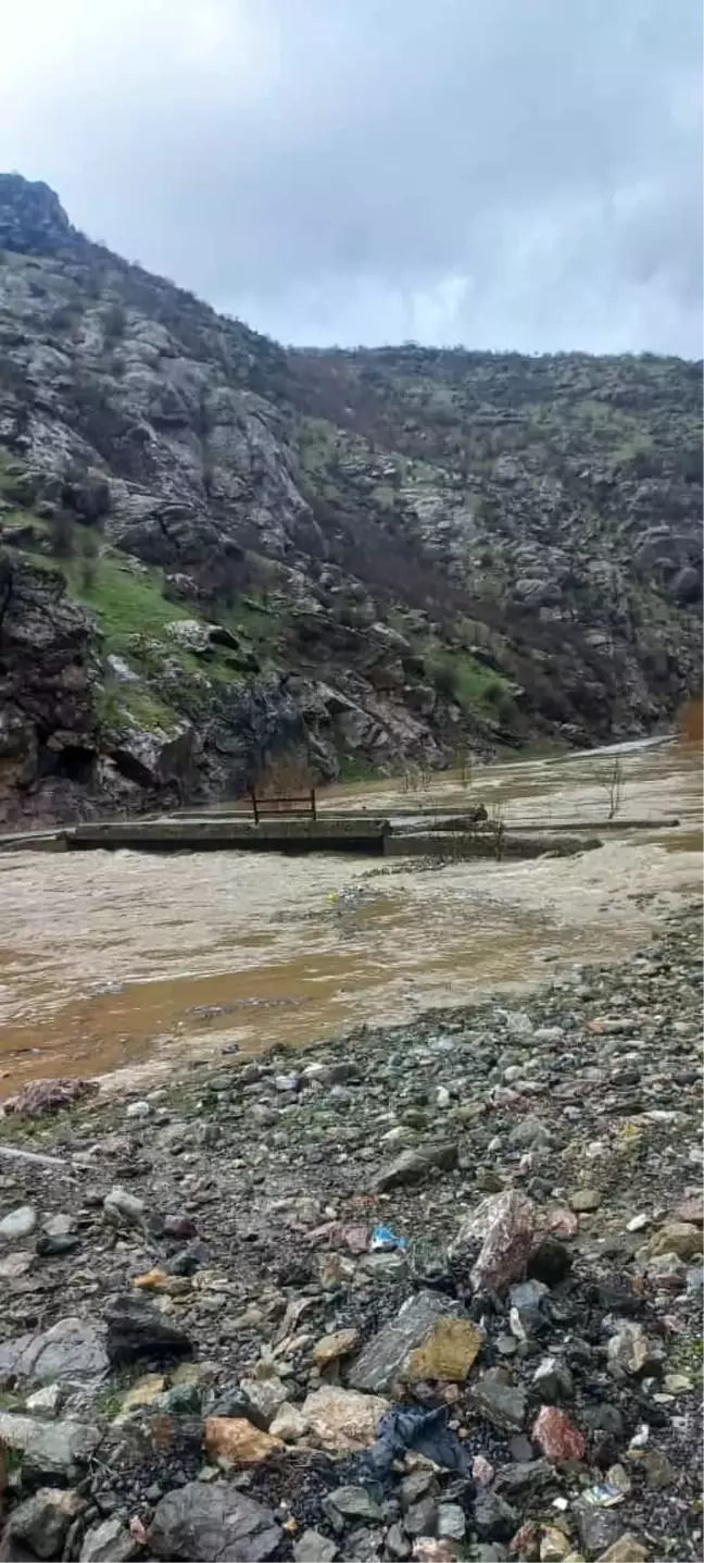 Hakkari'de Şemdinli-Derecik kara yolu ulaşıma kapandı