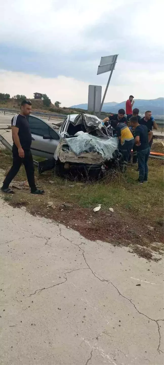 Isparta'da otomobilin kamyona çarpması sonucu 2 kişi hayatını kaybetti