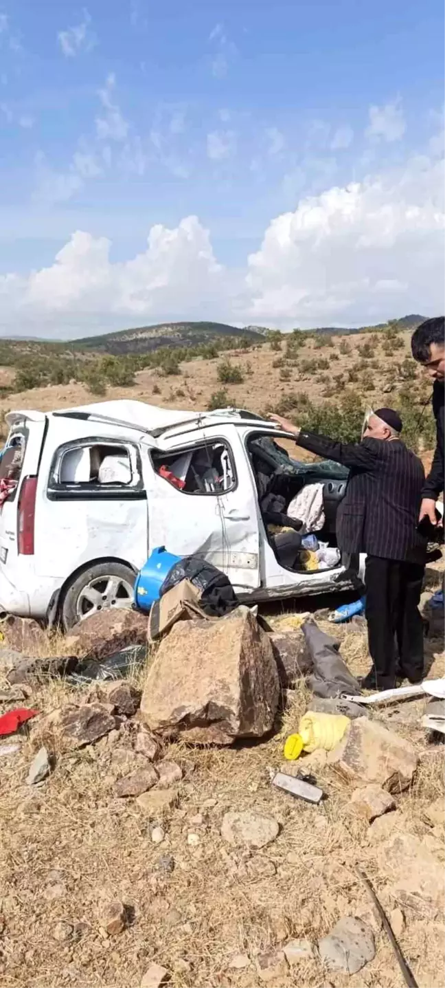 Bingöl'de Hafif Ticari Araç Takla Attı: 2 Yaralı