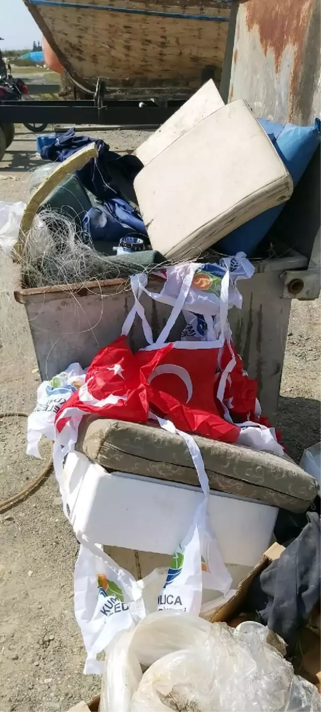 Türk bayrakları çöpte bulundu, 2 kişinin ifadesi alındı