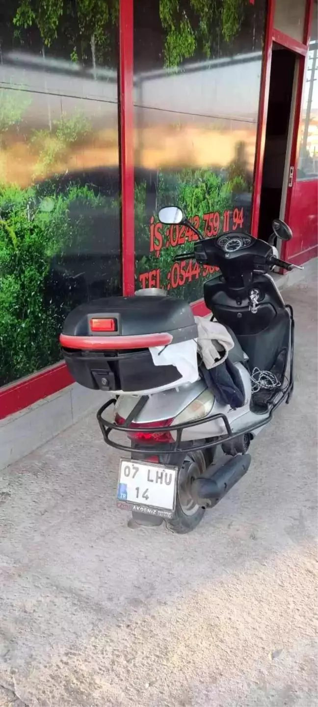 Antalya'da motosiklet ile bisiklet çarpıştı: 3 yaralı