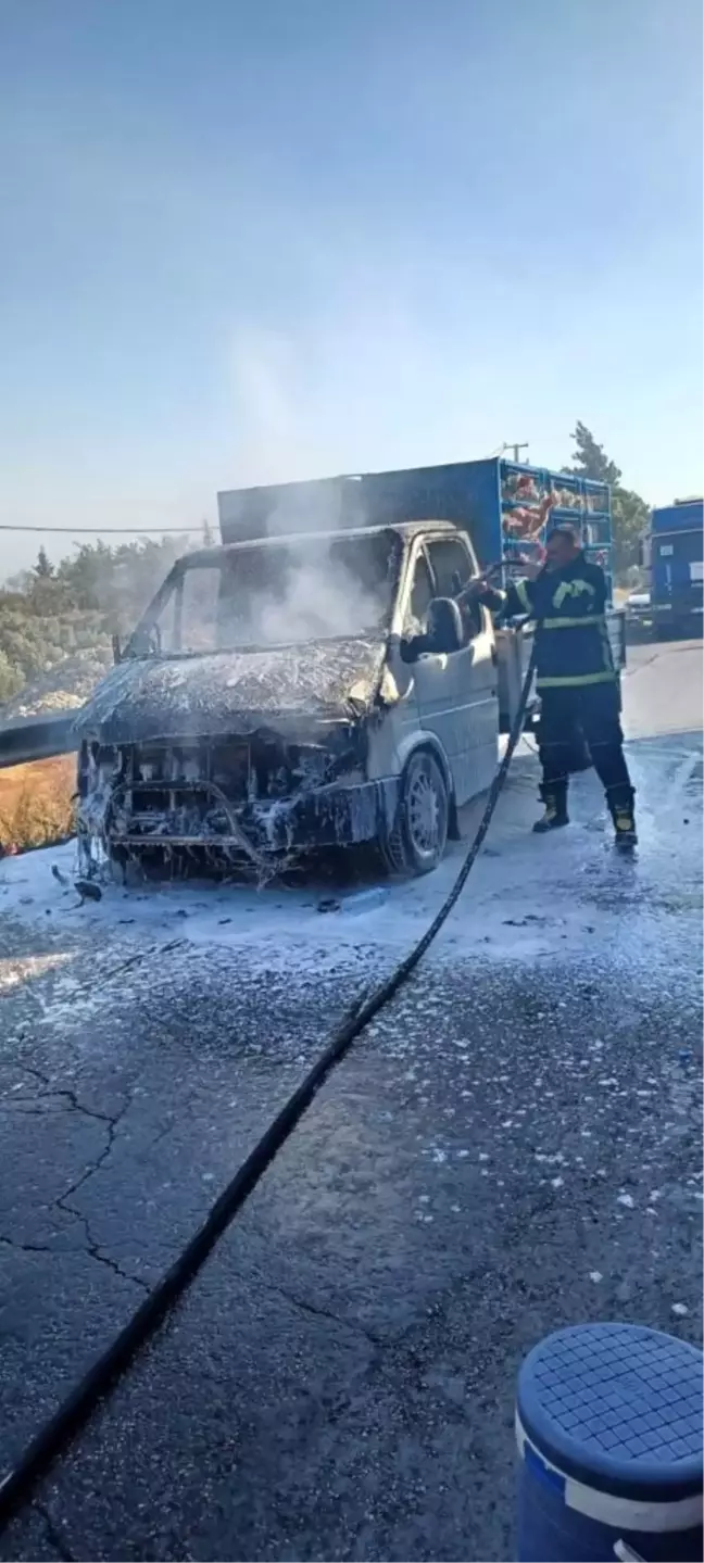 Hatay'da kümes hayvanı yüklü kamyonette çıkan yangın söndürüldü