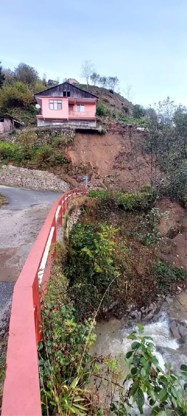 Rize'de heyelan sonucu evin temelinde hasar oluştu