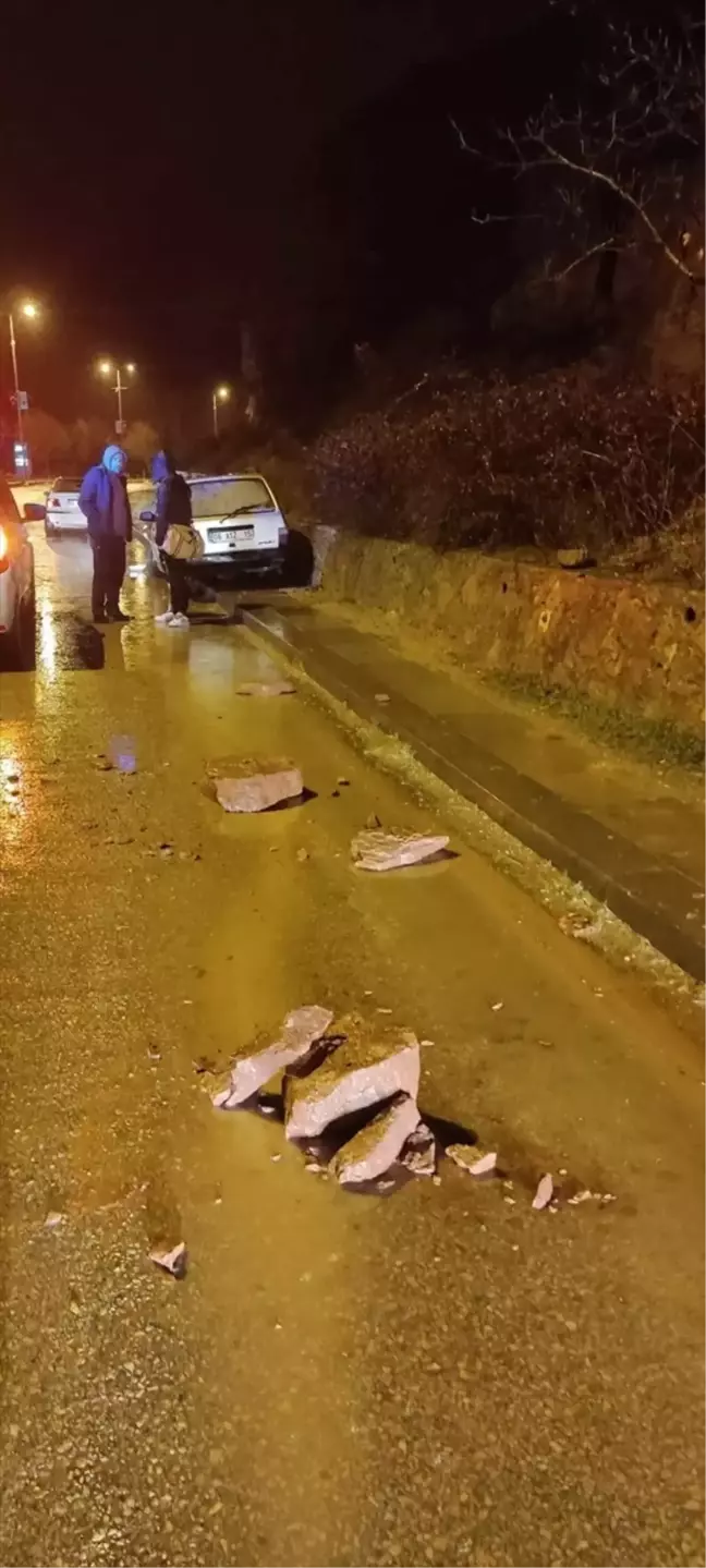 Nallıhan'da yoğun yağış sonucu kaya parçaları otomobile zarar verdi