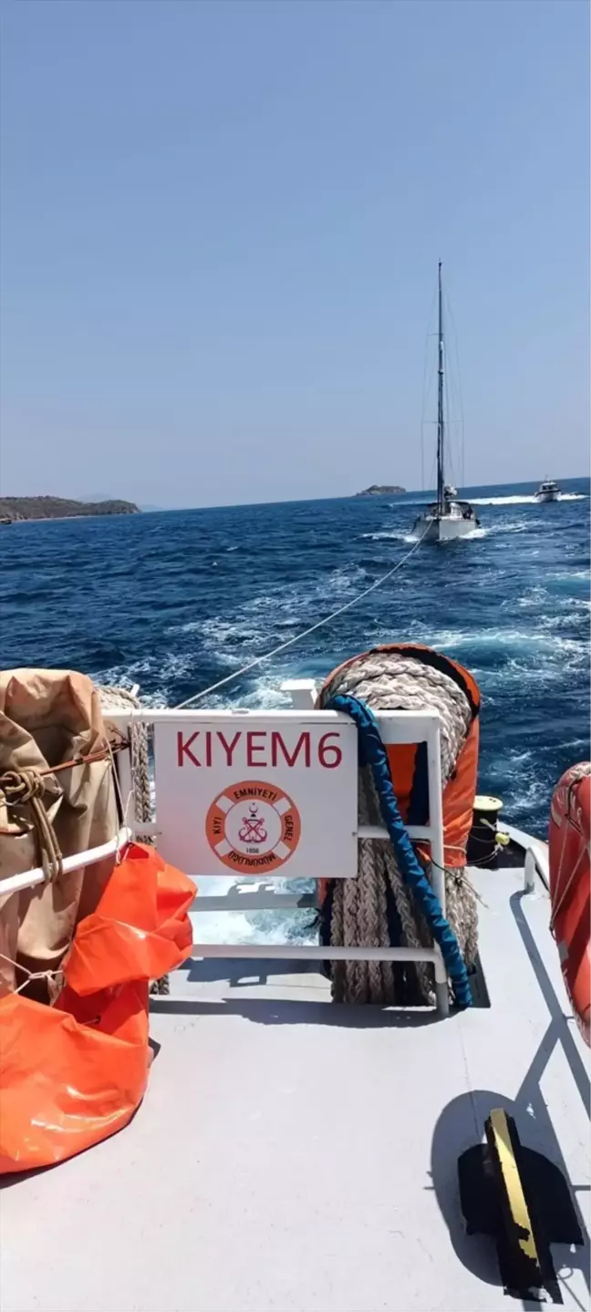 Bodrum açıklarında makine arızası nedeniyle sürüklenen teknedeki 3 kişi kurtarıldı