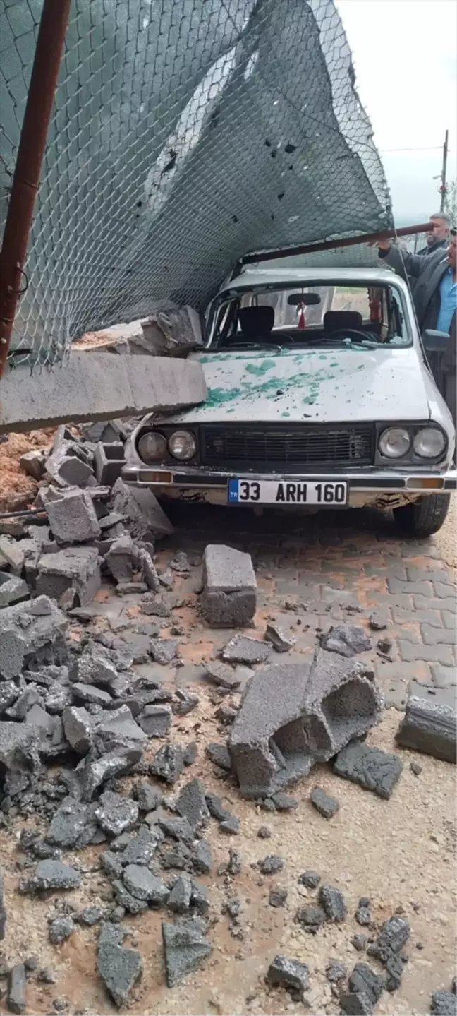 Tarsus'ta istinat duvarı çöktü, otomobil hasar gördü