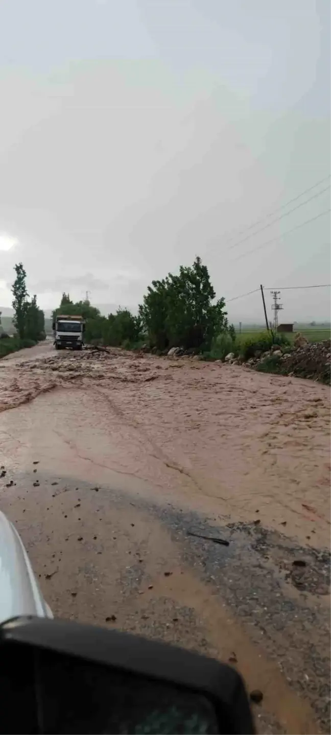 Sivas'ın Gemerek ilçesinde sel sularıyla mahsur kalan sürücü