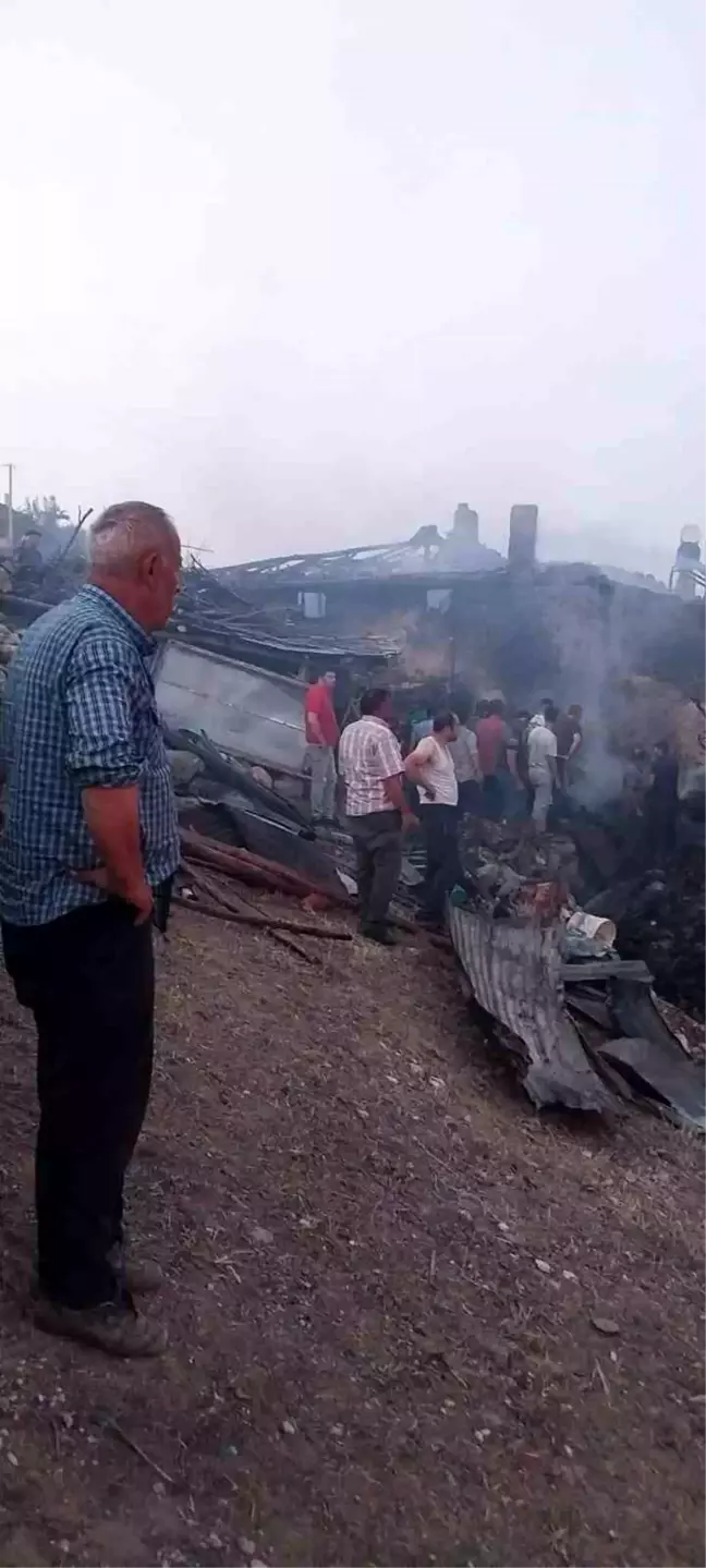 Afyonkarahisar'ın Şuhut ilçesinde çıkan yangında ev kullanılamaz hale geldi