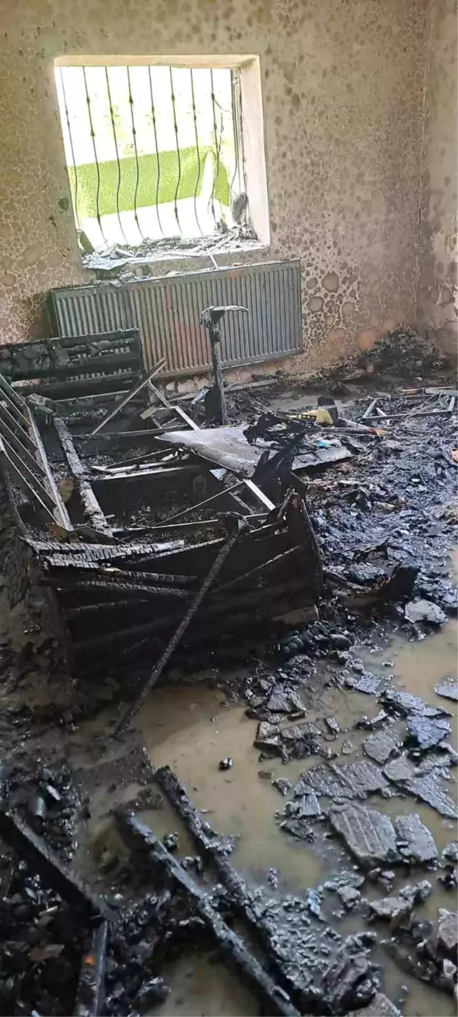 Muş'ta Yangın: Evin Birinci Katında Başlayan Alevler Kontrol Altına Alındı