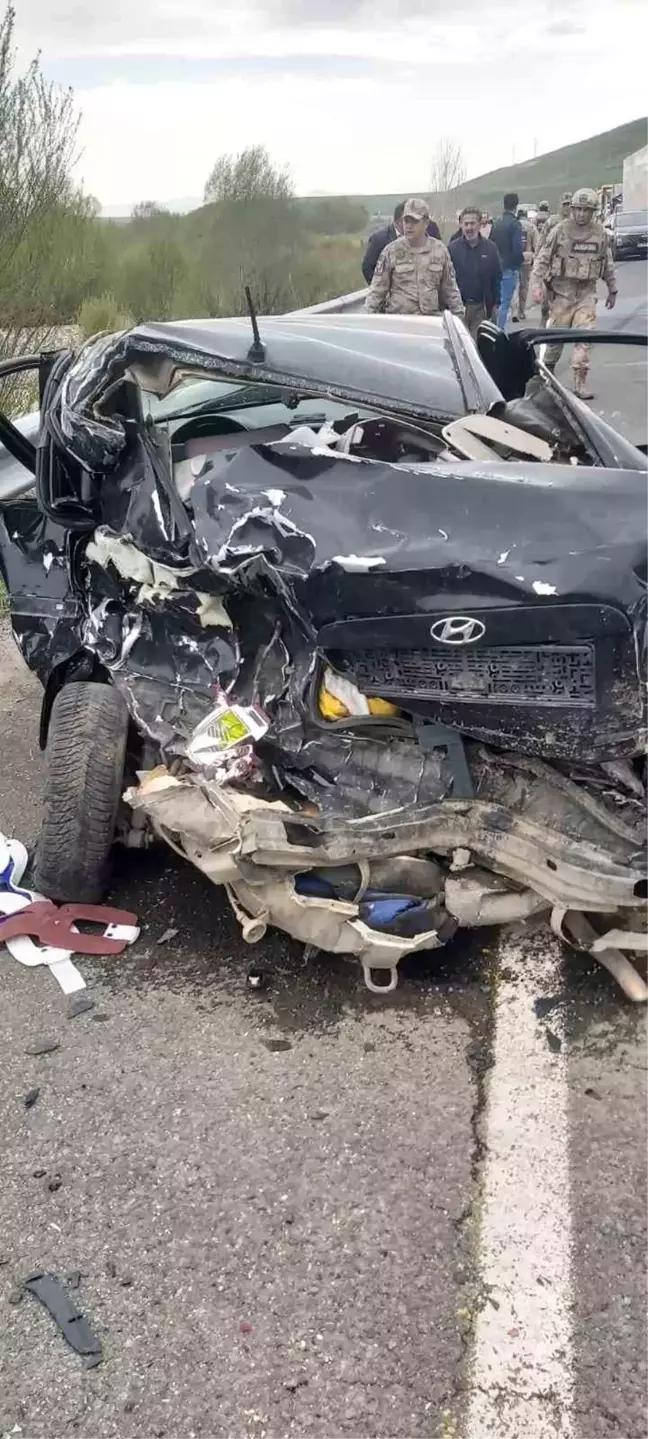 Ağrı'da Otomobil Minibüse Çarptı: 2 Ölü, 8 Yaralı