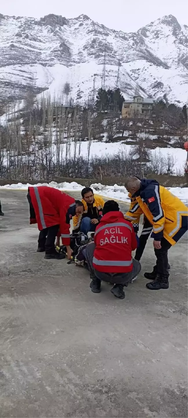 Van'da Göğüs Ağrısı Şikayetiyle Hastaneye Başvuran Hasta Ambulans Helikopterle Tedavi Edildi