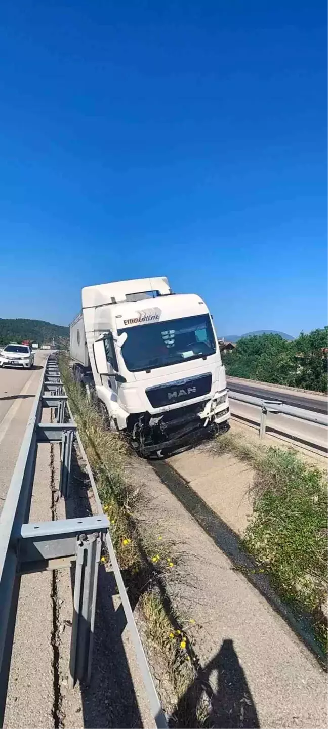 Karabük'te tır su kanalına girdi, sürücü yaralandı